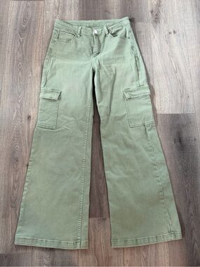 Risen women’s green cargo style wide leg baggy jeans size 7/28